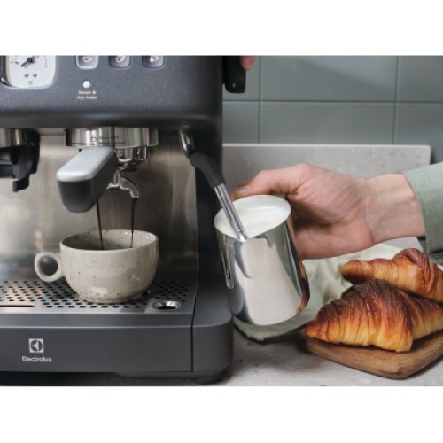 Рожковая кофеварка эспрессо Electrolux E8EC1-8BP