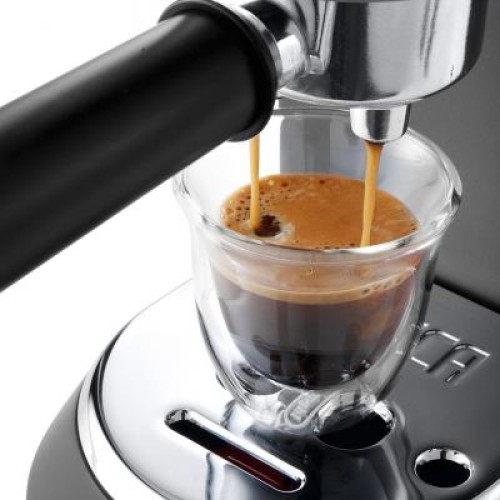 Рожковая кофеварка эспрессо DeLonghi EC685.BK